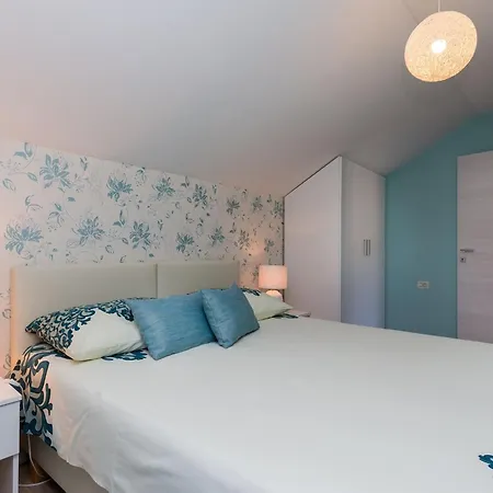 Cetini - Two Bedroom With Terrace And Sea View